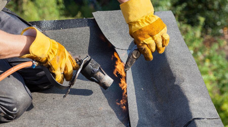 Professional gutter cleaning in Bentonia, MS